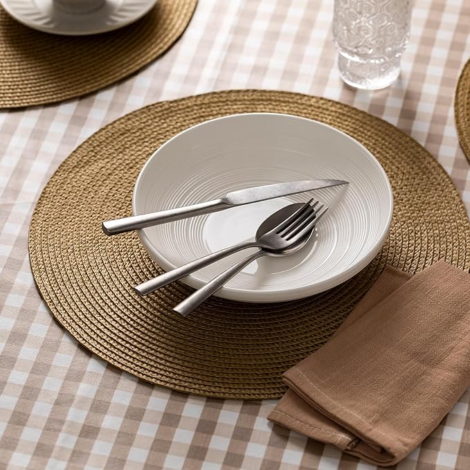 Round Placemats Set of 8 Plastic Woven Placemats Washable Wipeable Table Mats for Dining Table Heat Resistant Non-Slip Circle Place Mats (Tan)