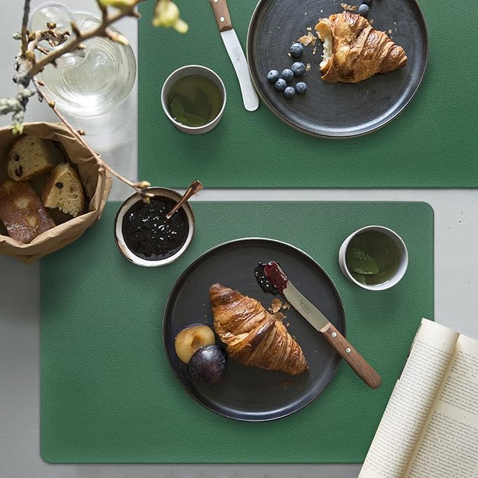 Faux Leather Placemats HeloHo Green Table Place Mats Set of 6 Waterproof Oilproof Heat Stain Resistant Placemats Washable Wipeable Placemat for Kitchen Dining Table Decoration Indoor Outdoor