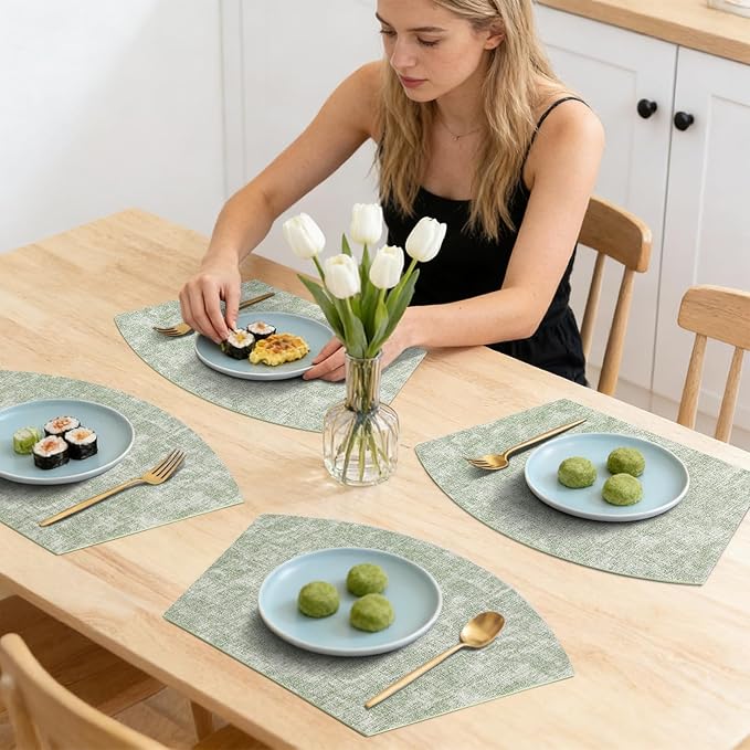 Homaxy Round Table Placemats Set of 4, Washable Wedge Shaped Faux Leather Table Mats, Wipeable Kitchen Dinner Place Mats for Indoor Outdoor, Grass Green
